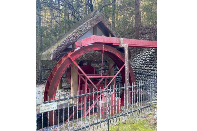 猿投山登山口までの林道にあるトロミル水車