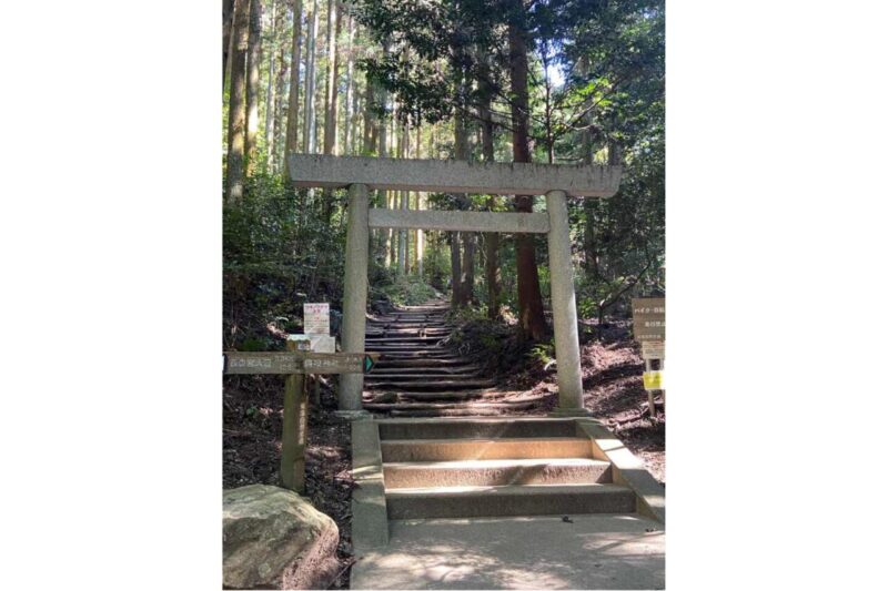 東の宮への入口、鳥居、近くにトイレあり、