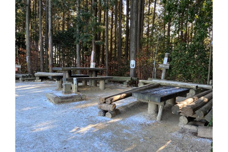 猿投山山頂の様子。たくさんのベンチやテーブルあり