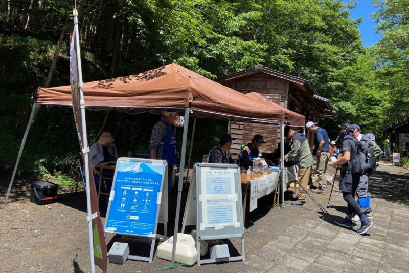 「富士山須走口で協力金を支払うブースの様子（2023年）」