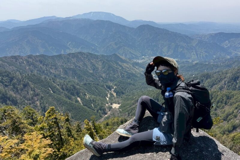 下山道から見える恵那山