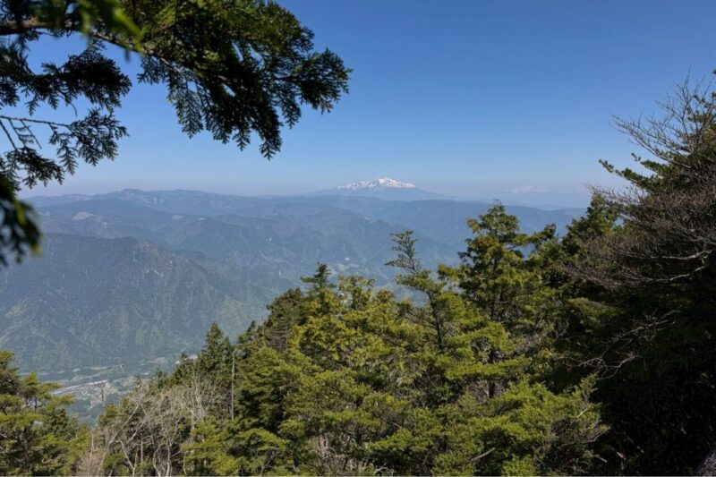 山頂近くから見える御嶽山と乗鞍岳の展望