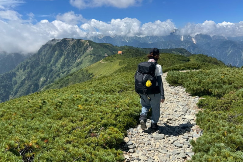 オスプレイのKYTE 38Lを背負って鹿島槍ヶ岳方面の登山道を歩く様子