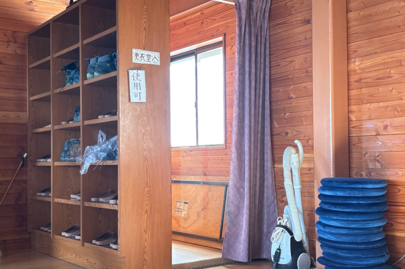 仙丈小屋にあるカーテンで仕切られた更衣室