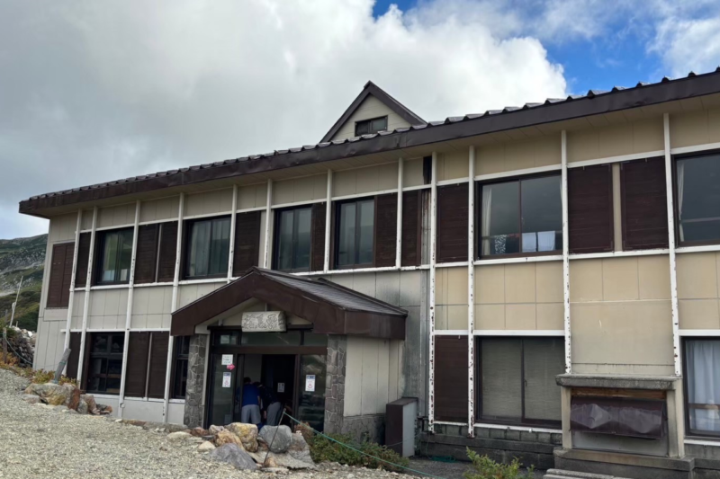 立山の山中に建つ雷鳥荘の外観