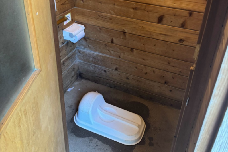 種池山荘の外トイレにあるふた付きの便器
