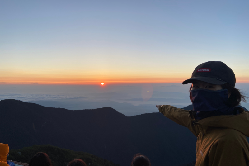 山小屋泊の翌朝に山の上から見た日の出と朝焼け