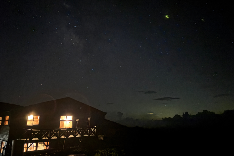 夜の蝶ヶ岳ヒュッテと満天の星空