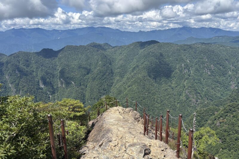 大台ヶ原 大蛇嵓から見た谷と山並み