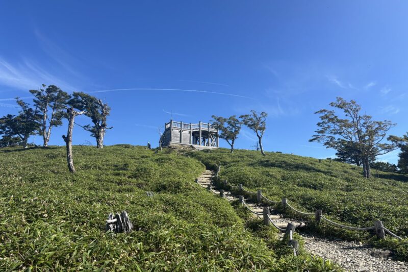 日出ヶ岳 山頂の展望台と青空